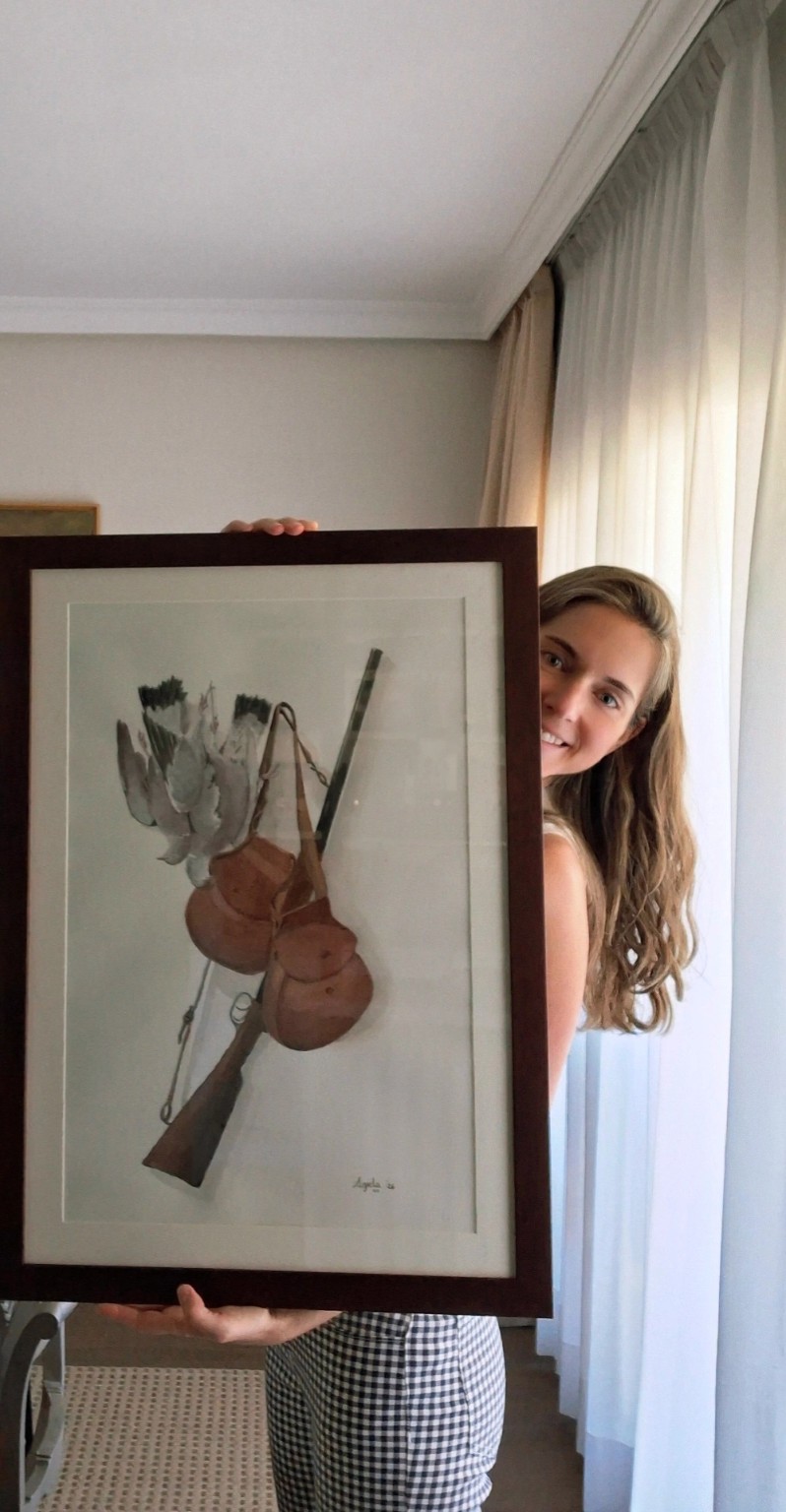 Flavia Silva con una de sus obras